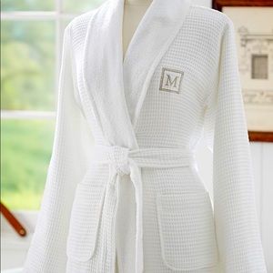 Brand new with tags, never worn. Great robe just not what I needed.